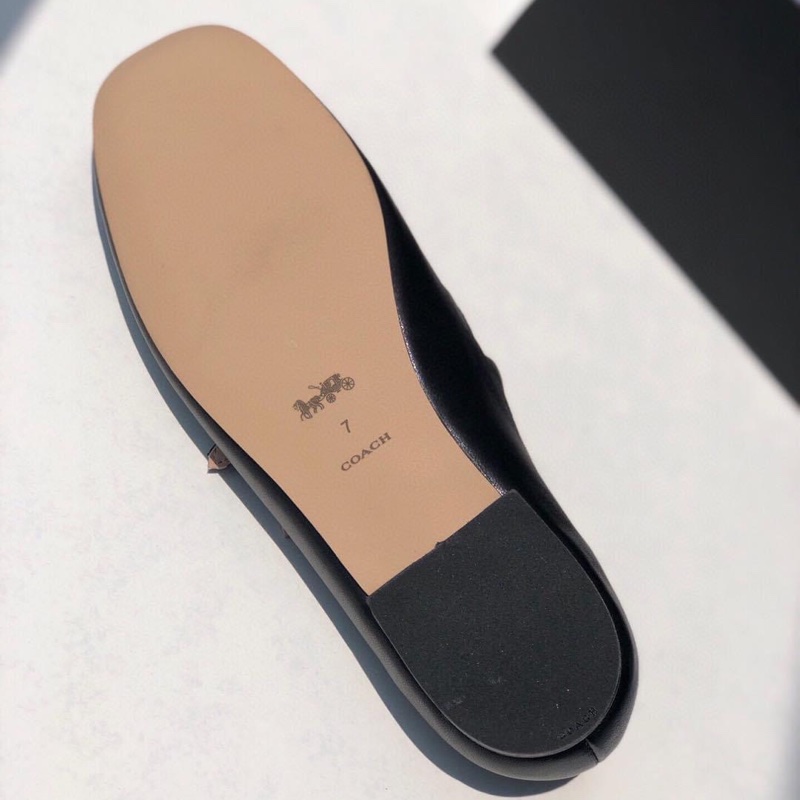 coach女士WHITLEY 瑪麗珍女鞋🥿 小方圓頭包容性強,上腳舒適夏秋季🍂 可搭配各種裙子,簡直不要太好看了吧🥳復古洋氣,搭配針扣顯的高級又有氣質🤏 材質使用全粒面羊皮,跟高1cm 大底材質:卡斯特輕片大底 尺碼:35-40標準碼💕-12