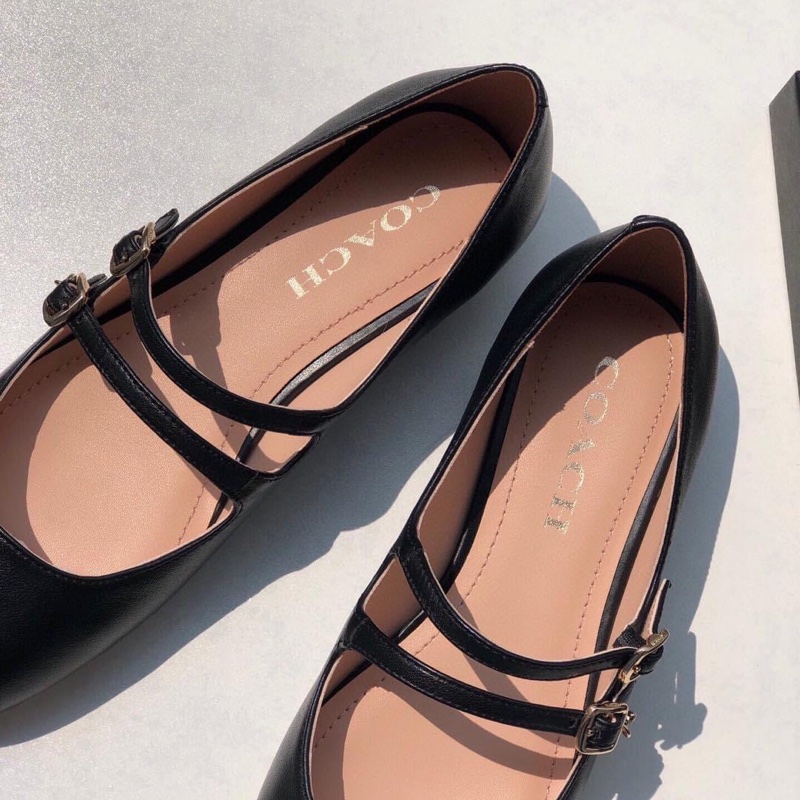 coach女士WHITLEY 瑪麗珍女鞋🥿 小方圓頭包容性強,上腳舒適夏秋季🍂 可搭配各種裙子,簡直不要太好看了吧🥳復古洋氣,搭配針扣顯的高級又有氣質🤏 材質使用全粒面羊皮,跟高1cm 大底材質:卡斯特輕片大底 尺碼:35-40標準碼💕-14