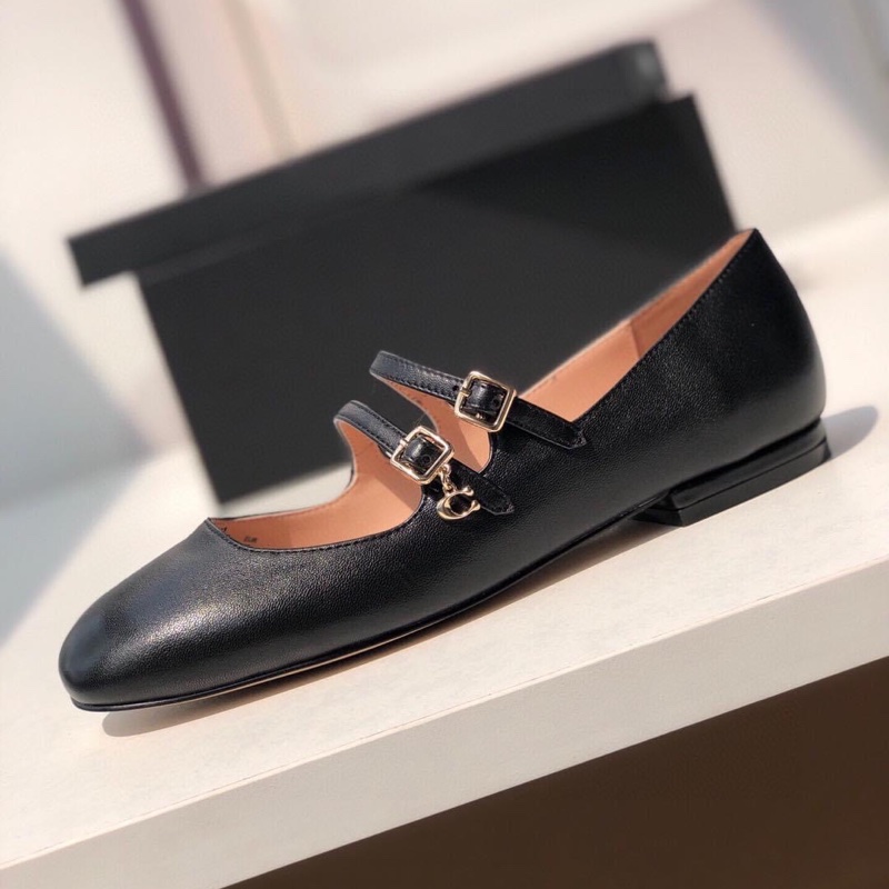 coach女士WHITLEY 瑪麗珍女鞋🥿 小方圓頭包容性強,上腳舒適夏秋季🍂 可搭配各種裙子,簡直不要太好看了吧🥳復古洋氣,搭配針扣顯的高級又有氣質🤏 材質使用全粒面羊皮,跟高1cm 大底材質:卡斯特輕片大底 尺碼:35-40標準碼💕-17