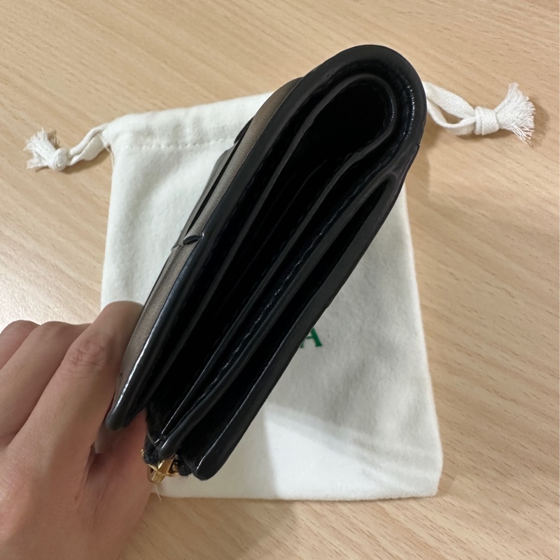 BV Bottega Veneta Small Cassette Bi-Fold Zip Wallet 黑色短夾-4