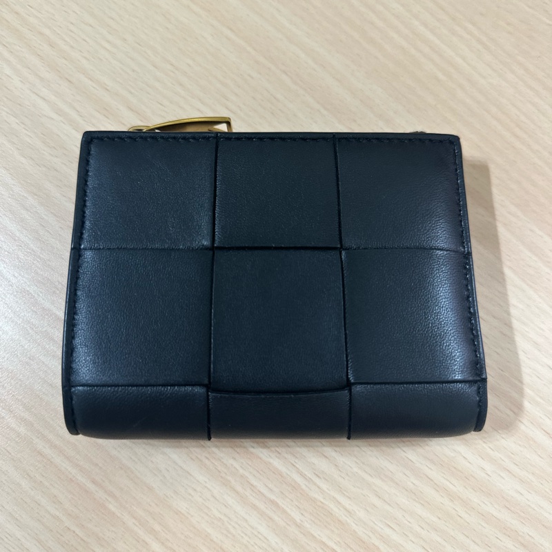 BV Bottega Veneta Small Cassette Bi-Fold Zip Wallet 黑色短夾-5