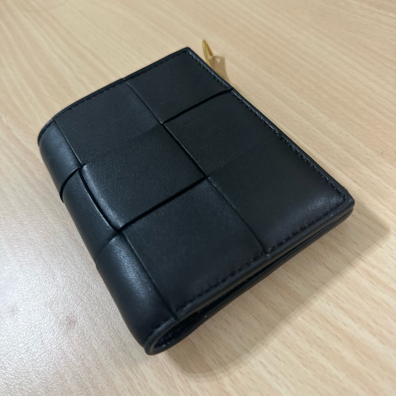 BV Bottega Veneta Small Cassette Bi-Fold Zip Wallet 黑色短夾-6