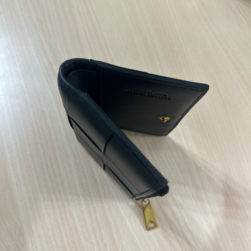 BV Bottega Veneta Small Cassette Bi-Fold Zip Wallet 黑色短夾-9