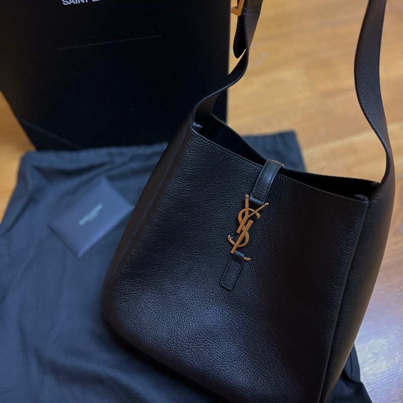 大降價！YSL  LE 5 À 7皮革小型Hobo腋下水桶包rose私服穿搭 IG爆紅款-0