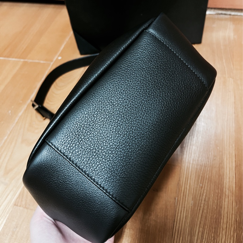 大降價！YSL  LE 5 À 7皮革小型Hobo腋下水桶包rose私服穿搭 IG爆紅款-8