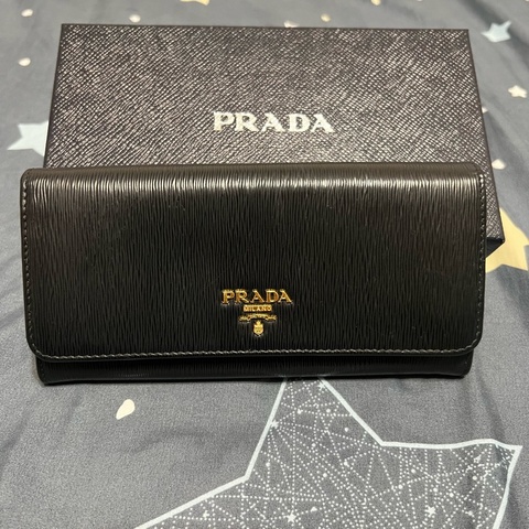 PRADA 直紋皮革翻蓋押扣長夾