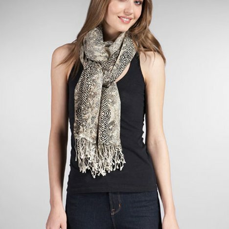 Tolani 蛇紋圍巾 ＆ 藍色上衣 已售 mitty0910