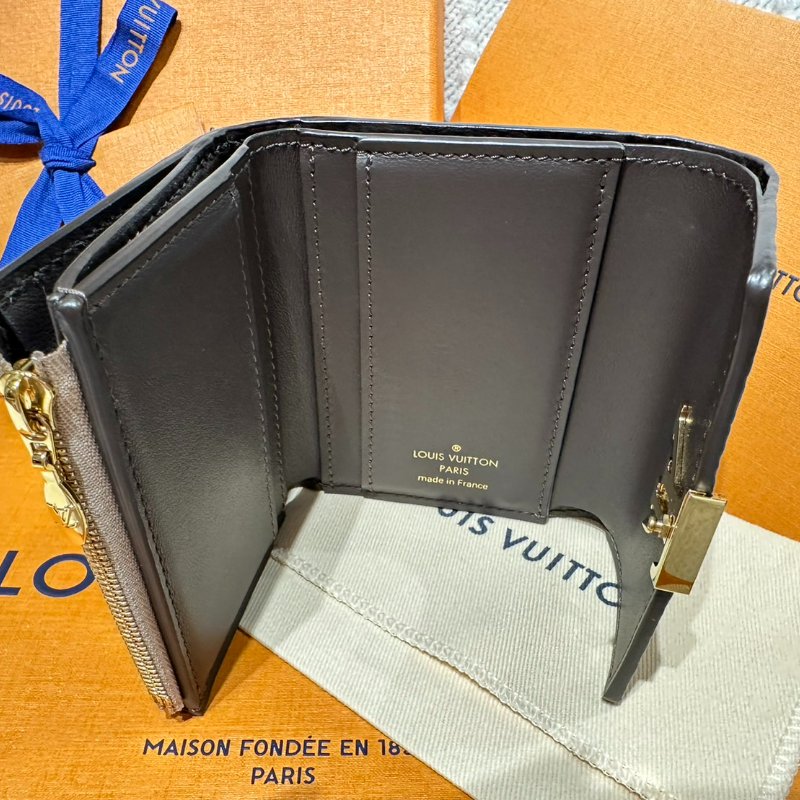 LV Capucines XS 錢包 奶茶色/卵石色-4