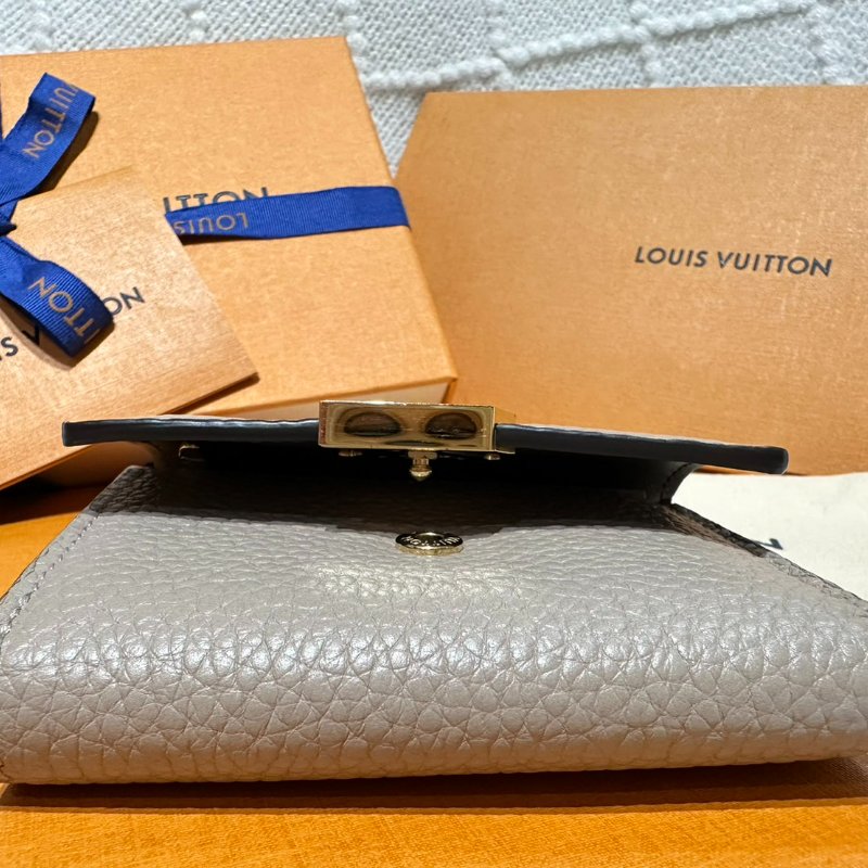 LV Capucines XS 錢包 奶茶色/卵石色-9