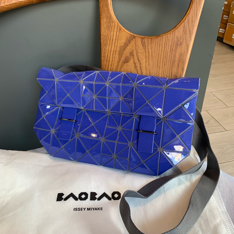 ISSEY MIYAKE LUCENT PIXEL亮面斜背郵差包(藍紫色)-1