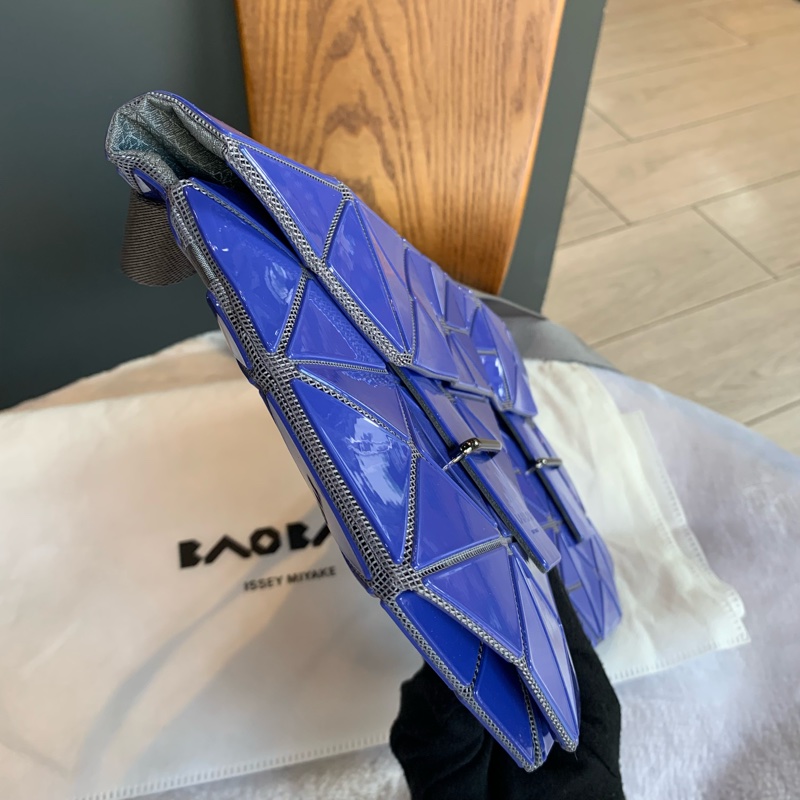 ISSEY MIYAKE LUCENT PIXEL亮面斜背郵差包(藍紫色)-3