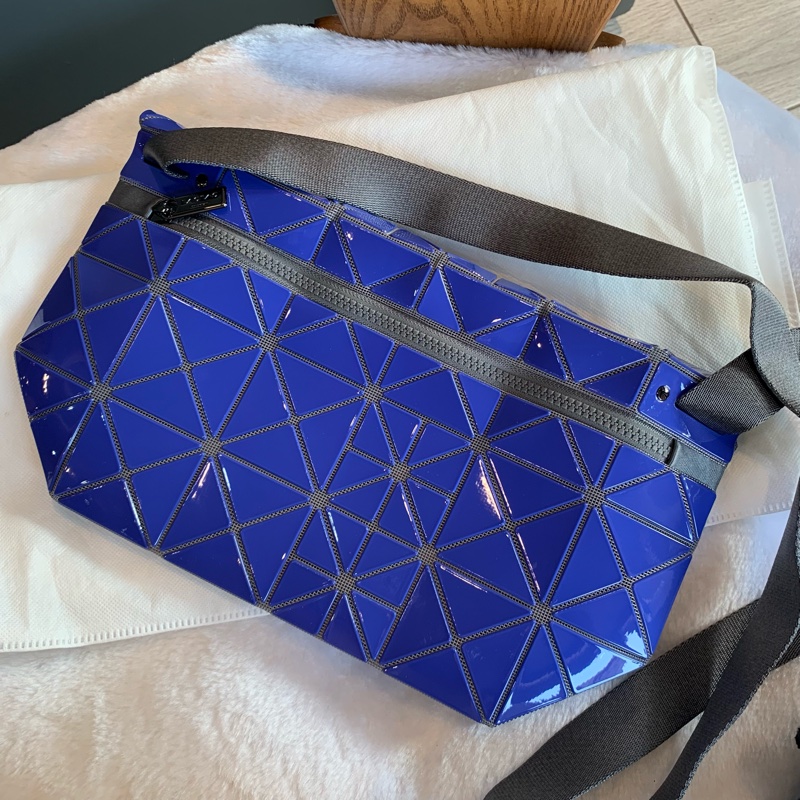ISSEY MIYAKE LUCENT PIXEL亮面斜背郵差包(藍紫色)-4