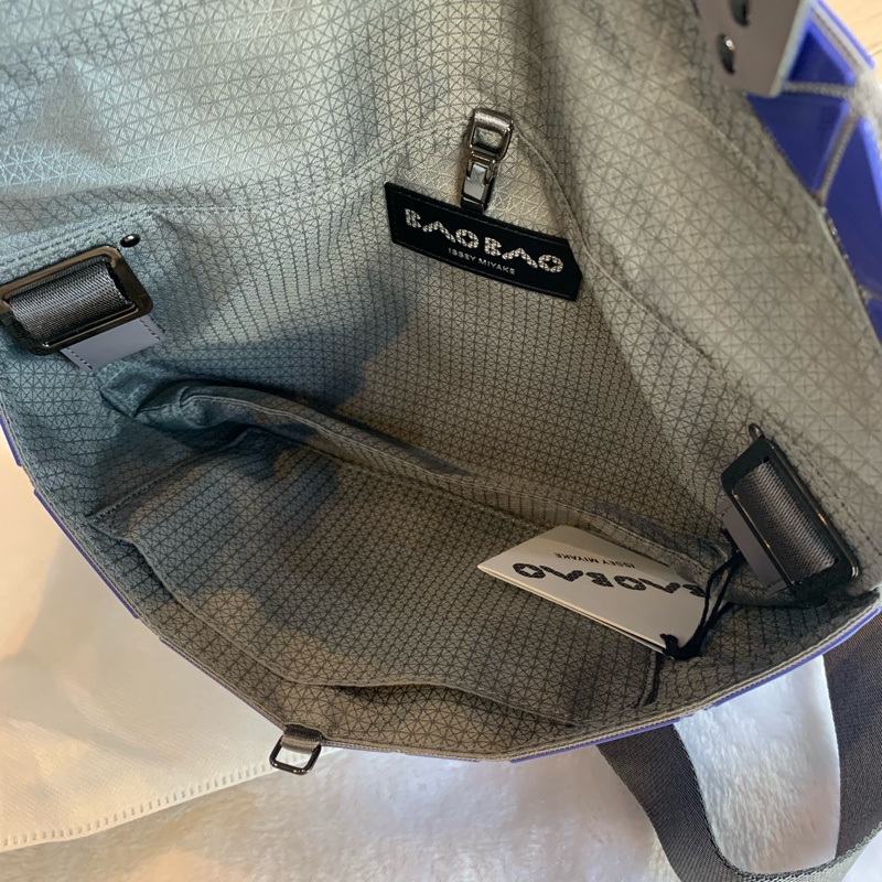 ISSEY MIYAKE LUCENT PIXEL亮面斜背郵差包(藍紫色)-6