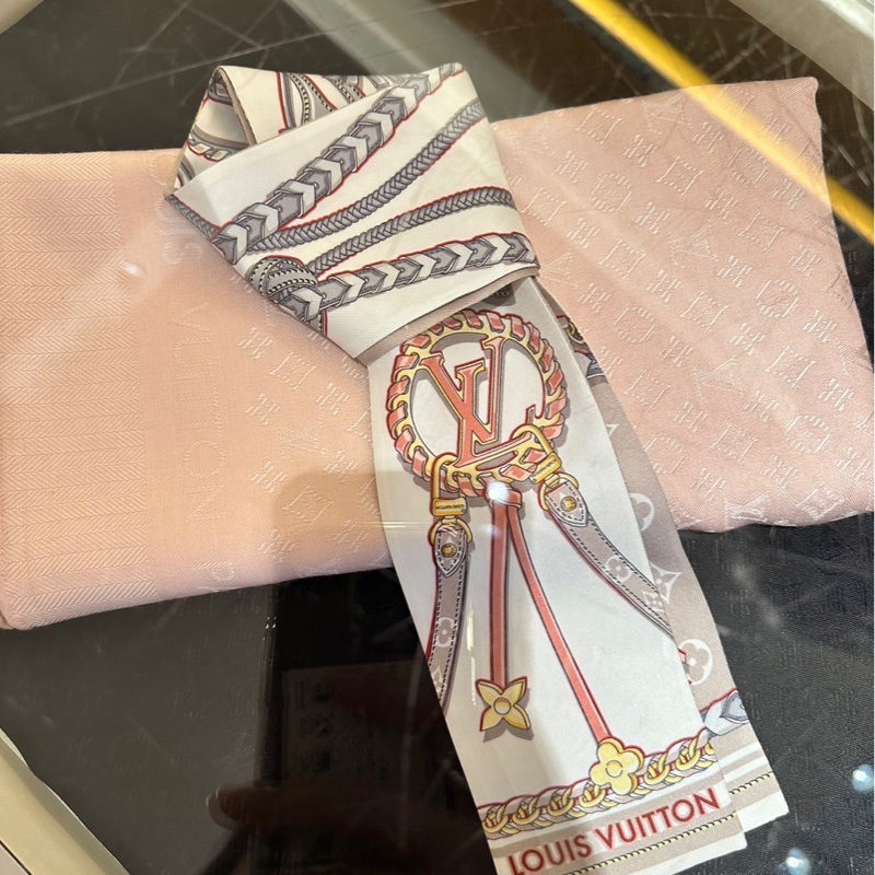 全新全配正品✨Louis Vuitton 長絲巾Mix and Straps 老花鎖鏈印花粉灰絕美配色LVtwilly-0