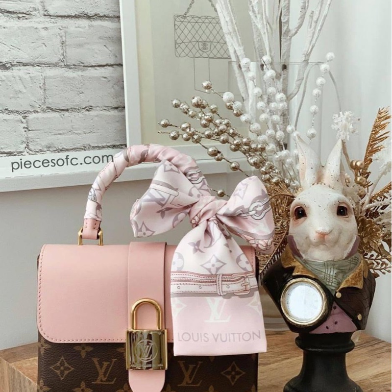 全新全配正品✨Louis Vuitton 長絲巾Mix and Straps 老花鎖鏈印花粉灰絕美配色LVtwilly-6