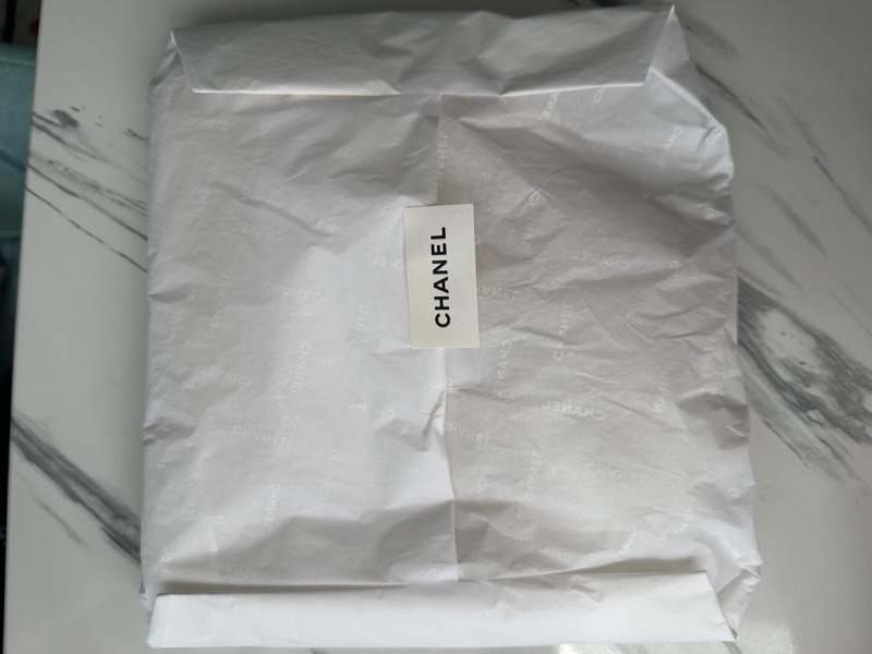 可預購)Chanel 23K毛帽 白底黑字 冷帽 剛離櫃 全新全配台灣購證🇹🇼-1