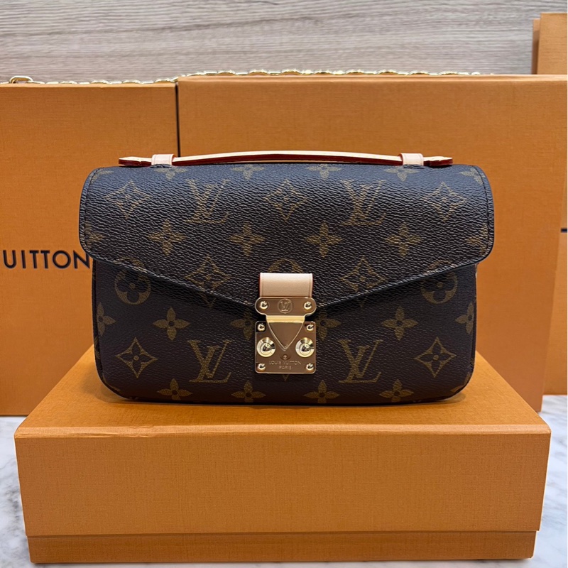 LV 小郵差 法棍 芯片款 M46279 Pochette Metis East West-0