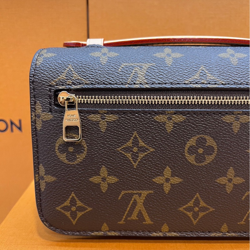 LV 小郵差 法棍 芯片款 M46279 Pochette Metis East West-6