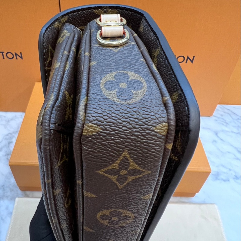 LV 小郵差 法棍 芯片款 M46279 Pochette Metis East West-23