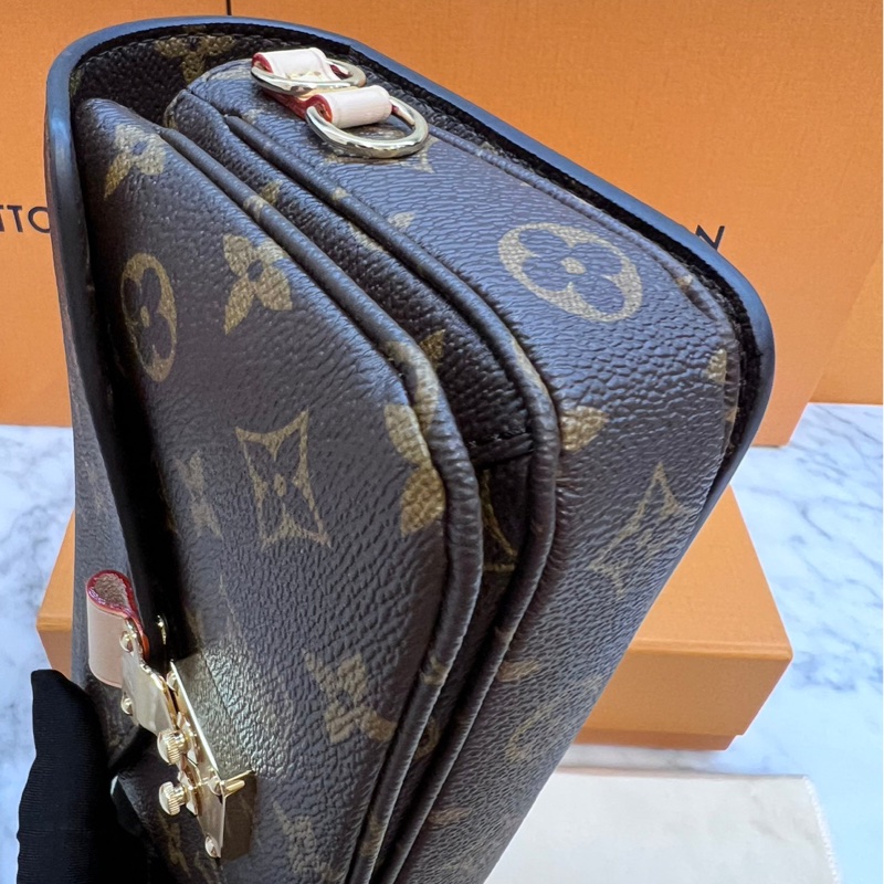 LV 小郵差 法棍 芯片款 M46279 Pochette Metis East West-24