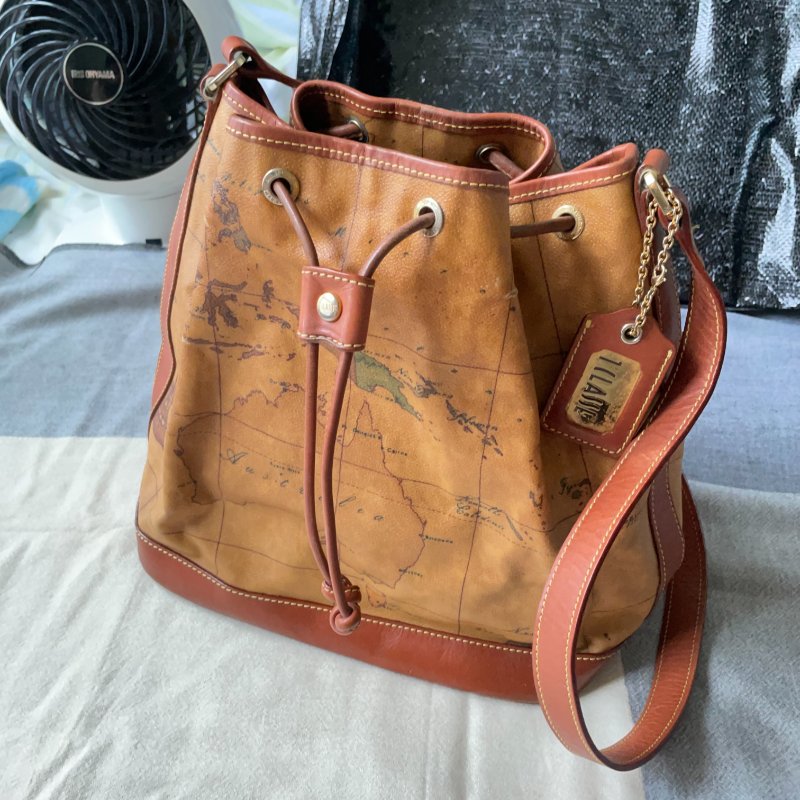 💯正貨❗️【Alviero Martini】Geo Printed Drawstring Bucket Bag。經典款地圖水桶包-0