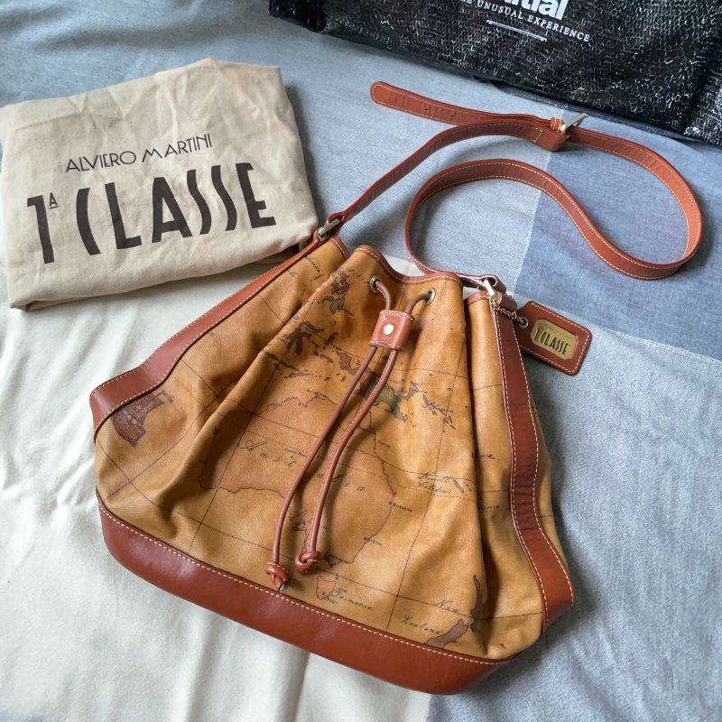 💯正貨❗️【Alviero Martini】Geo Printed Drawstring Bucket Bag。經典款地圖水桶包-1