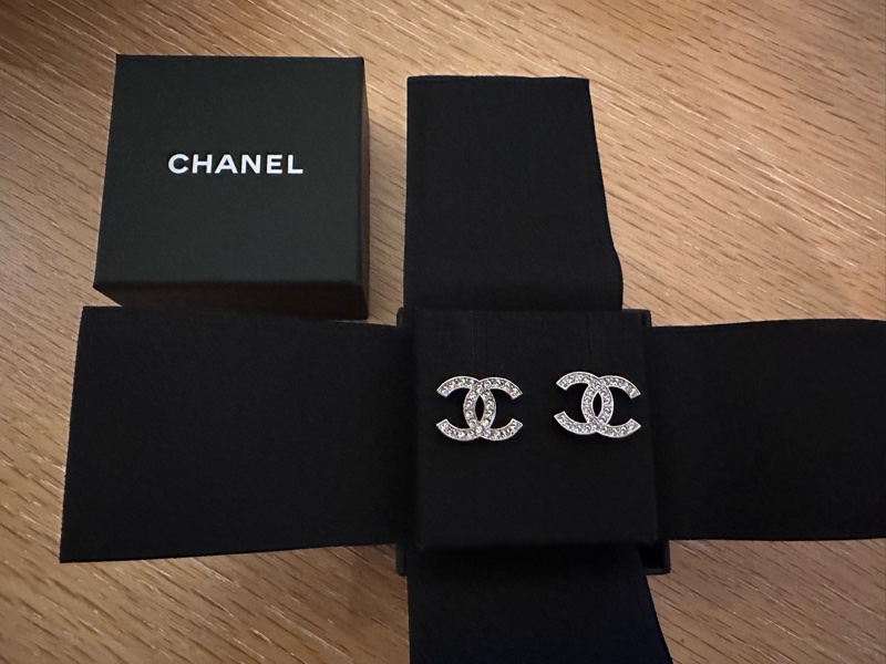 Chanel 雙c logo耳環 銀色帶鑚款-1
