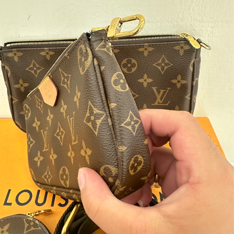 LV 花紋綠背帶三合一-3