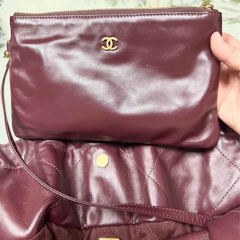 CHANEL 🇫🇷 22 small bag （酒紅）-11