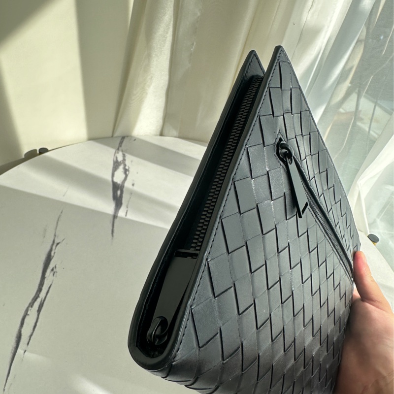 BV 黑編織手拿包-1