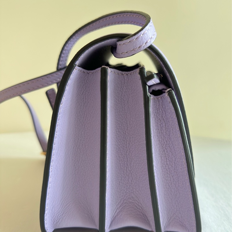 便宜賣Versace 皮革薰衣草紫包 手拿包 可手提附肩背帶可肩背-3