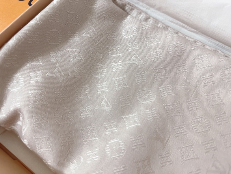 Louis Vuitton LV經典標誌優雅Evermore 披肩 🌺Monogram提花針織圖案 奶油色-1