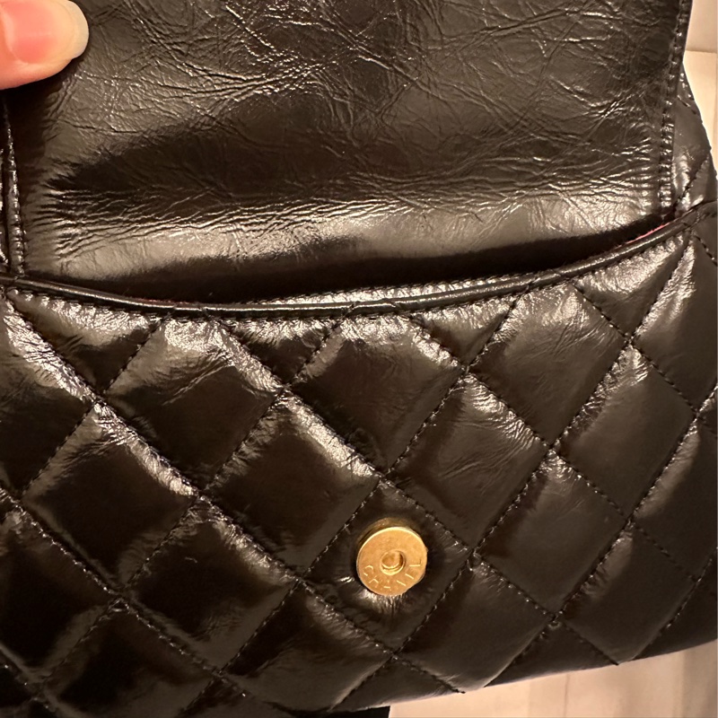Chanel 香奈兒全新黑色油臘皮金釦Hobo小號-6