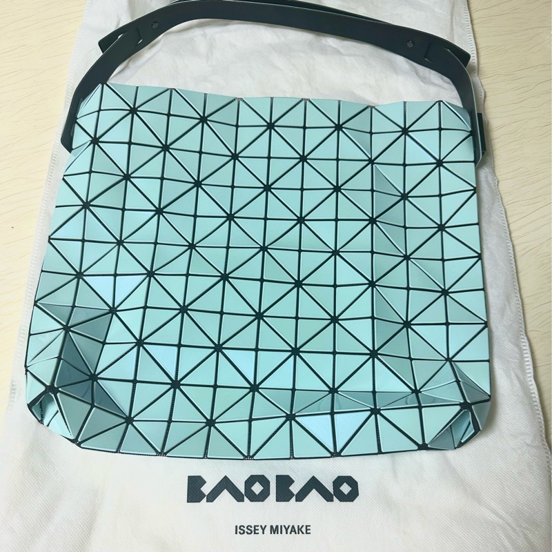 Bao Bao Issey Miyake🇯🇵 薄荷綠色幻彩弦月M新月包-0