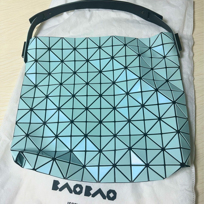 Bao Bao Issey Miyake🇯🇵 薄荷綠色幻彩弦月M新月包-1