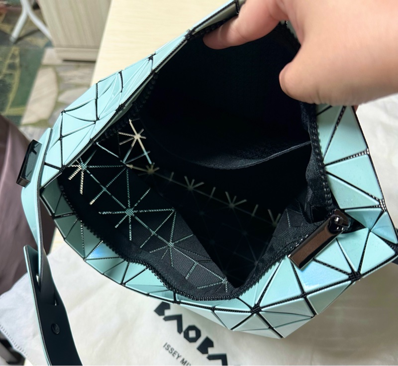 Bao Bao Issey Miyake🇯🇵 薄荷綠色幻彩弦月M新月包-3