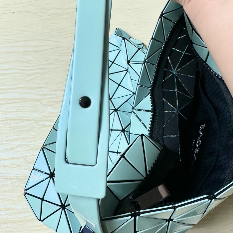 Bao Bao Issey Miyake🇯🇵 薄荷綠色幻彩弦月M新月包-4