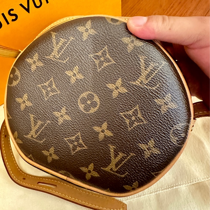 LV M45149 花紋圓餅包-4