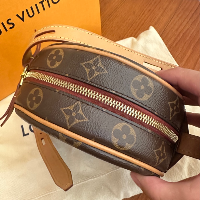 LV M45149 花紋圓餅包-6