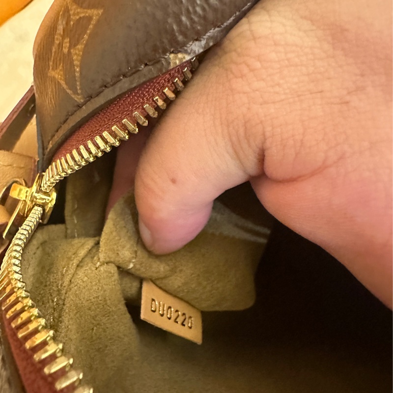 LV M45149 花紋圓餅包-10