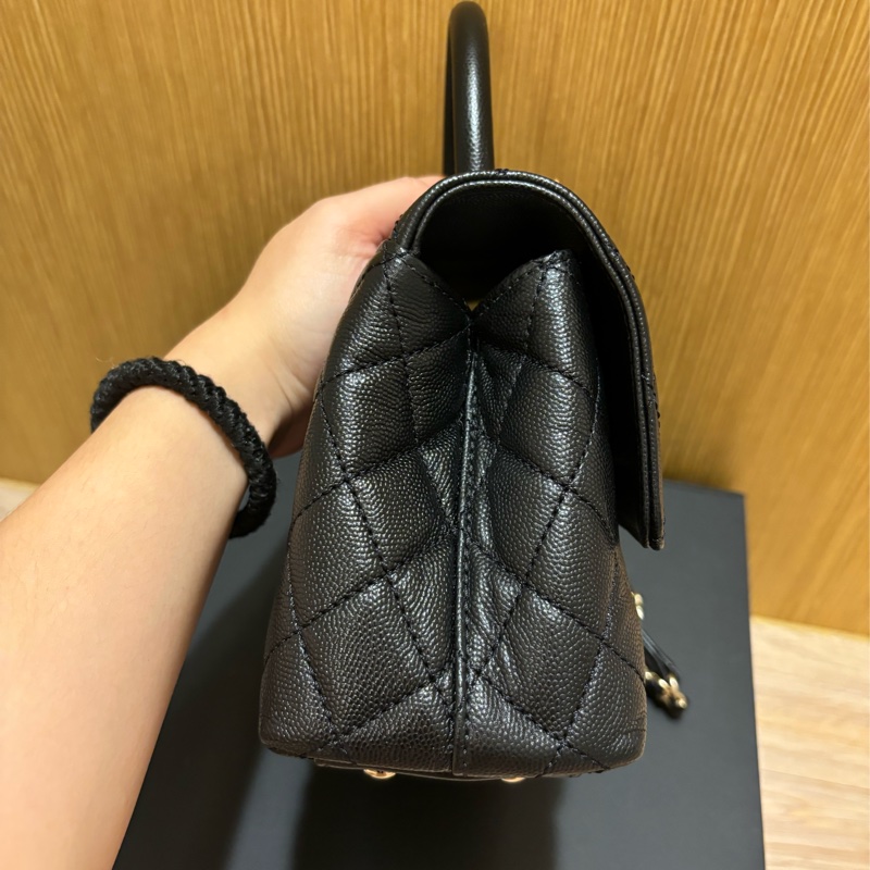 Chanel coco handle 24 荔枝牛皮黑色 （晶片）含絲巾價-7
