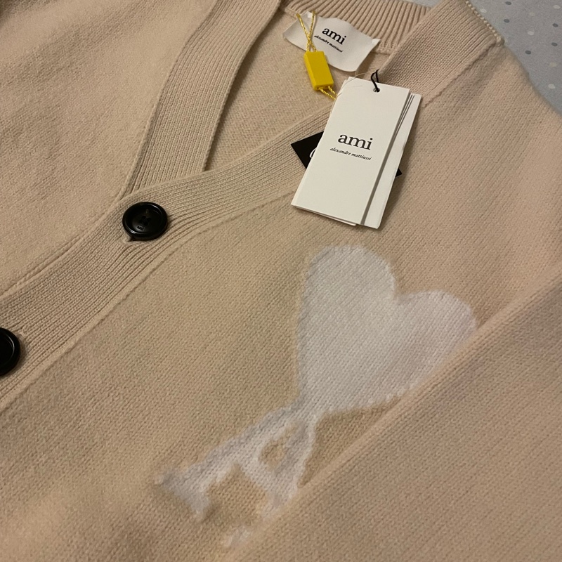 全新法國AMI Paris米色白色大愛心V領針織開襟衫-15