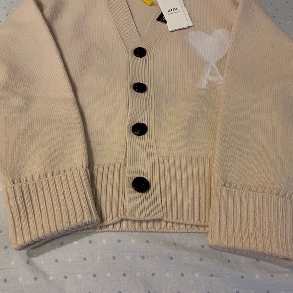 全新法國AMI Paris米色白色大愛心V領針織開襟衫-16