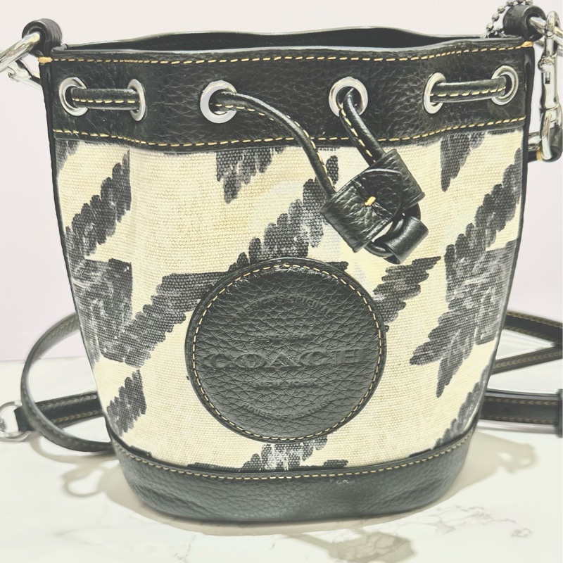 COACH Mini Dempsey黑白千鳥紋帆布圓標抽繩束口手提/斜背迷你水桶包-1