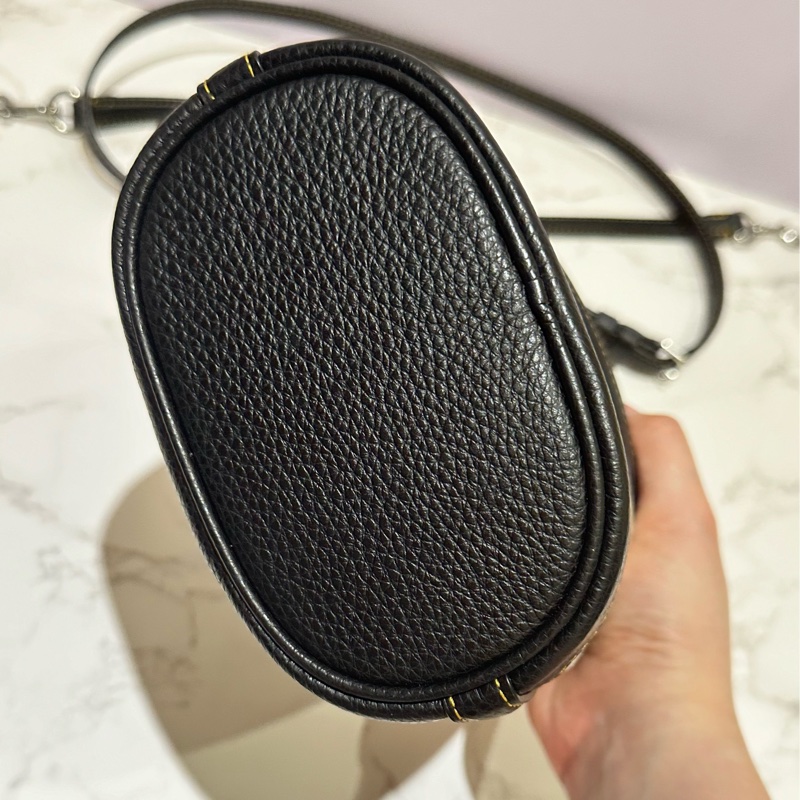 COACH Mini Dempsey黑白千鳥紋帆布圓標抽繩束口手提/斜背迷你水桶包-3