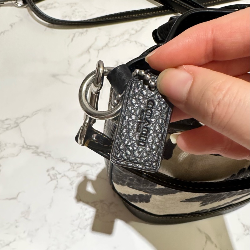 COACH Mini Dempsey黑白千鳥紋帆布圓標抽繩束口手提/斜背迷你水桶包-4