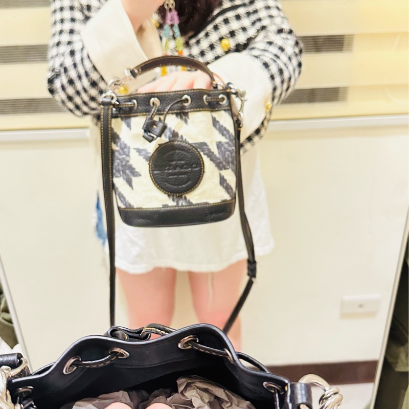 COACH Mini Dempsey黑白千鳥紋帆布圓標抽繩束口手提/斜背迷你水桶包-6