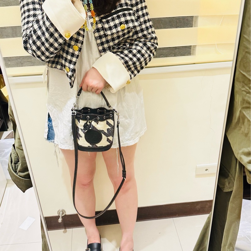 COACH Mini Dempsey黑白千鳥紋帆布圓標抽繩束口手提/斜背迷你水桶包-8