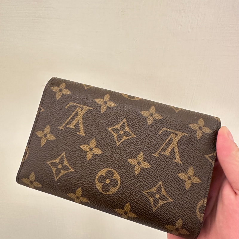 LV 花紋釦式三折中夾-3
