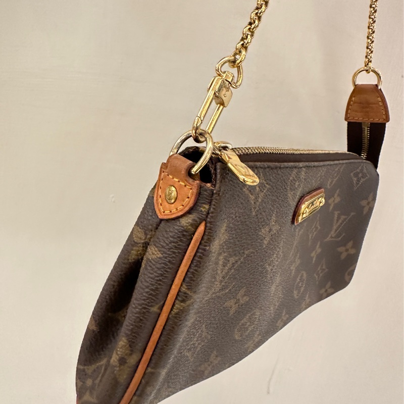 LV 經典花紋小金牌肩背包-1